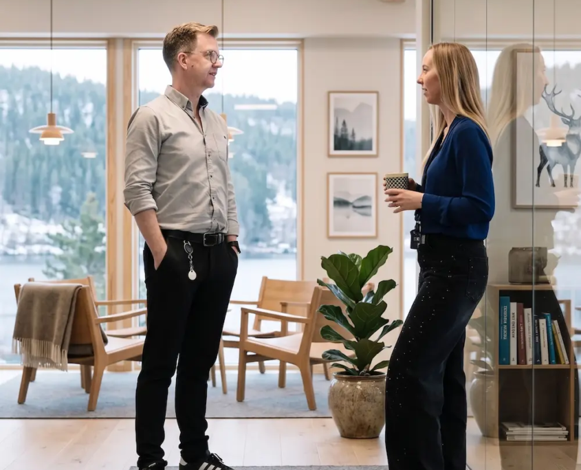 Tom taler med kollega